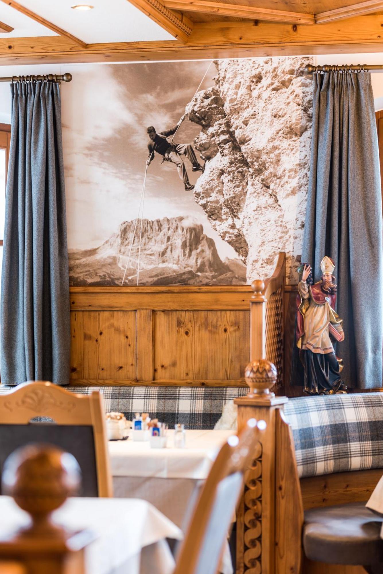 Garni Hotel Iris Selva di Val Gardena Exterior photo
